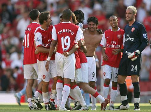 荣耀时刻，王燊超代表实现三连冠的上海海港捧起火神杯（高光时刻：王燊超代表三连冠上海海港高举火神杯）