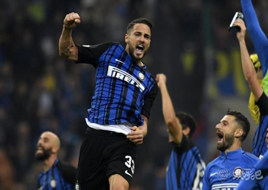 调皮二娃上线，穆勒庆祝夺冠时和25号队友高尔德顶牛假装受伤（穆勒夺冠庆祝又整活，与25号队友高尔德顶头后夸张装伤）