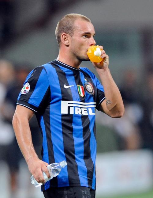 足球曝巴黎双星关系紧张，更衣室氛围引担忧（巴黎两巨星被指不和，更衣室氛围引发担忧）