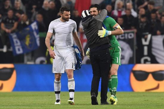 亚马尔：不会去想我是西班牙足球的新旗帜；目前没感到过压力（亚马尔：不认为自己是西班牙足坛新旗手，当下并无压力）