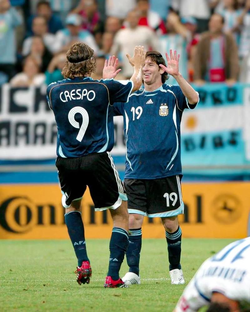 凯恩还是莱万？巴斯勒：如果必须二选一，我会选莱万（巴斯勒：凯恩与莱万只能选一人，我选莱万）