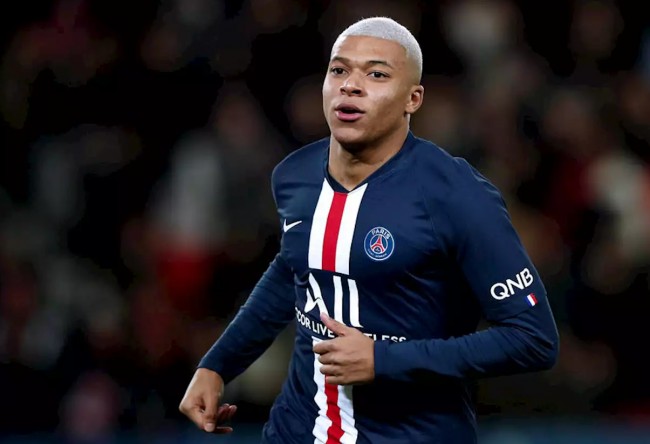 豪取16连胜，孔帕尼在客胜巴黎后与球员一同庆祝胜利（做客巴黎告捷，孔帕尼率队同庆，豪取16连胜）