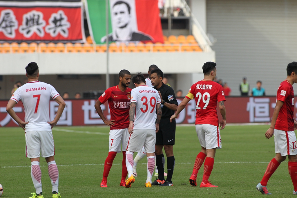 记者：艾纳维和科内排除韧带损伤，力争参加与那不勒斯榜首战（记者：艾纳维、科内确认无韧带伤，力争出战那不勒斯榜首对决）